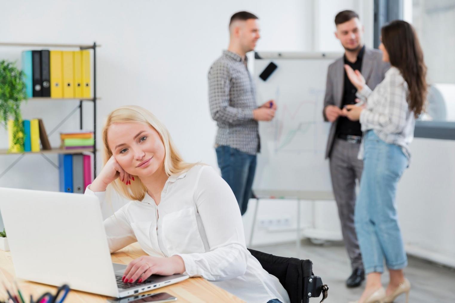 Professioneller Arbeitsplatz mit Finanzanalyse-Software und strukturiertem Setup für effektives Remote-Arbeiten