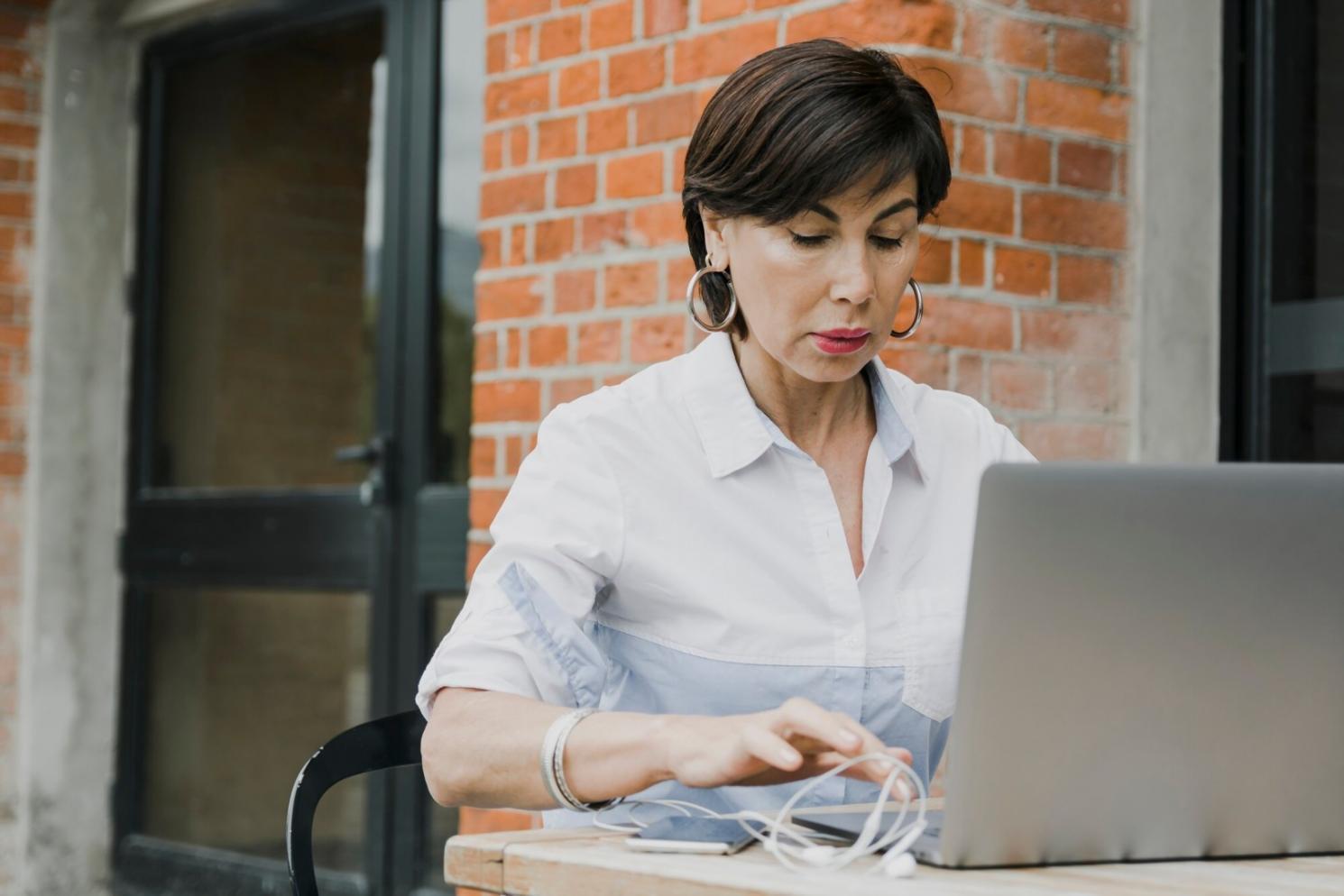 Arbeitsbereich für Finanzanalyse mit professionellen Tools